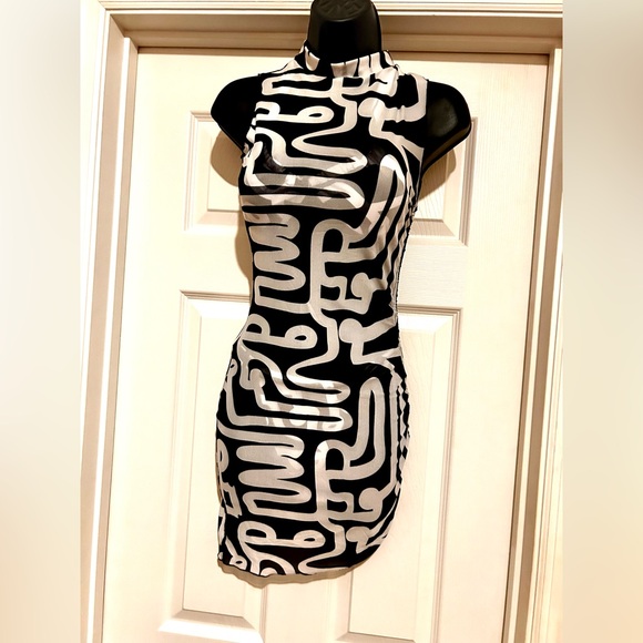 NWOT Black and White Abstract Print Bikini Set with Coverup - Picture 3 of 7